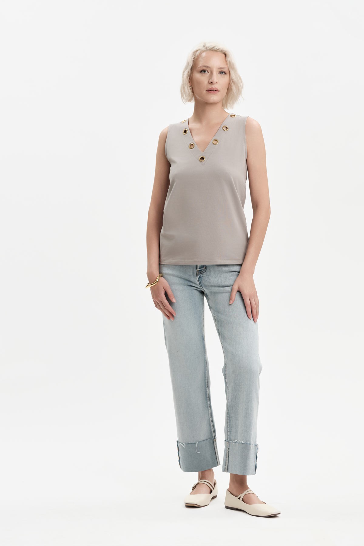 T-SHIRT SCOLLO A V CON OCCHIELLI - WW31159